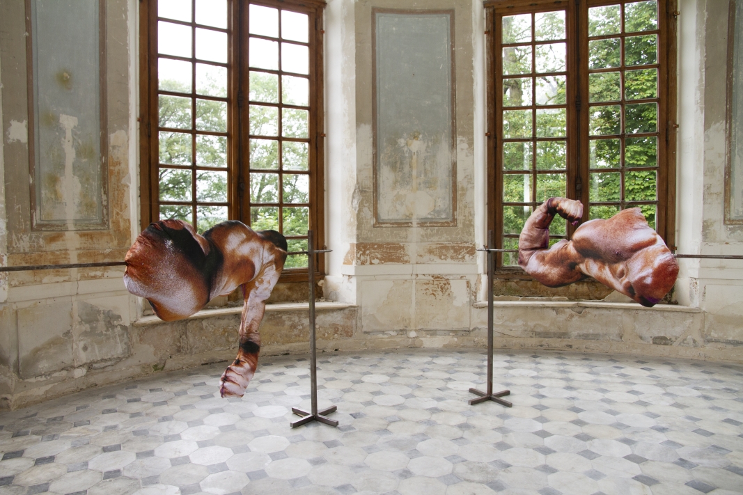 Alix Marie, Héraclès 1 & 2 (2018) in Complexe Sportif, Domaine de Chamarande, 2018. © François Lauginie